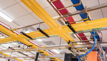 Data Center ad alta densità con rack server e infrastruttura di cablaggio strutturato conforme ISO IEC 11801-5